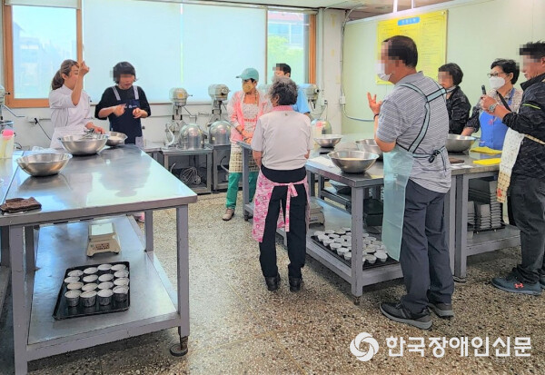 올해 진행한 청각장애인 대상 제과제빵 프로그램 (사진 : 영등포구)