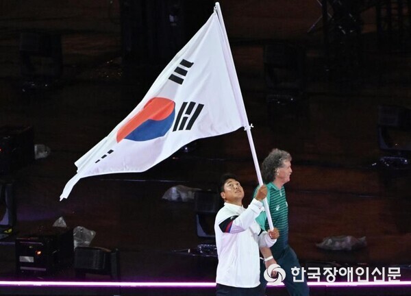 프랑스 파리 스타드 드 프랑스에서 열린 2024 파리 패럴림픽 폐회식에서 기수 최용범(카누)이 입장하고 있다. (사진 : 대한장애인체육회)