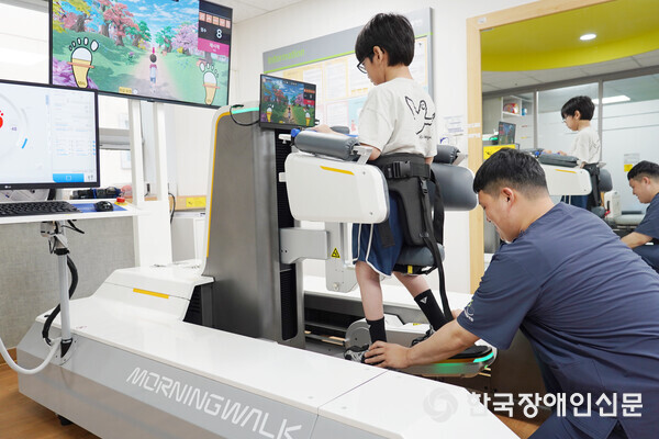 ��־Ƶ��� '��׿�ũS200'���� ���� ��Ȱġ�Ḧ �ް� �ִ�. (���� : ������Ȱ����)