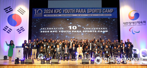 2024년 11월 6일 대한장애인체육회 이천선수촌에서 열린 2024 KPC 국제청소년스포츠캠프 환영식 참석자 단체 기념촬영 (사진=대한장애인체육회)